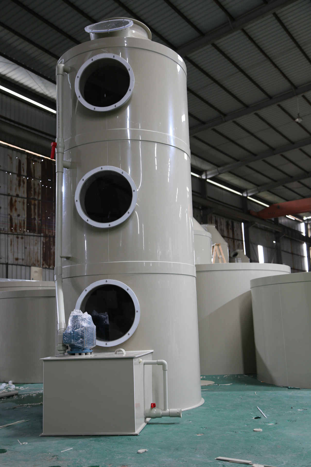本工作采用喷淋工艺处理PVC塑料生产废气，将的吸收液与改型的喷淋塔相结合，取得了较好的处理效果，且设备简单、维护方便、运行费用低，可满足市场需求。