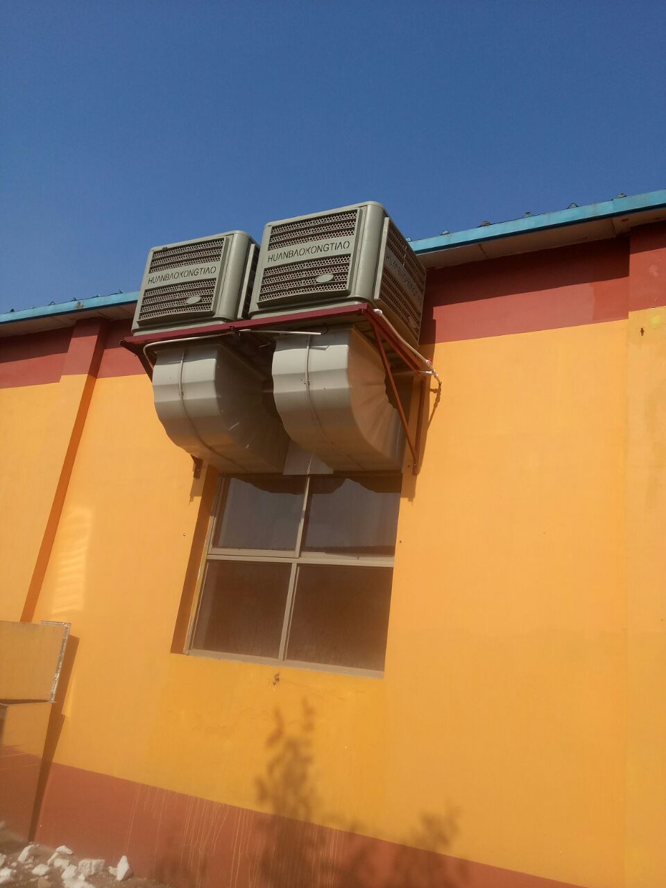 湿帘水冷空调有多种效能结合，是车间或公共场所理想的通风降温设备高温车间设计整体送风和岗位送风两种方式