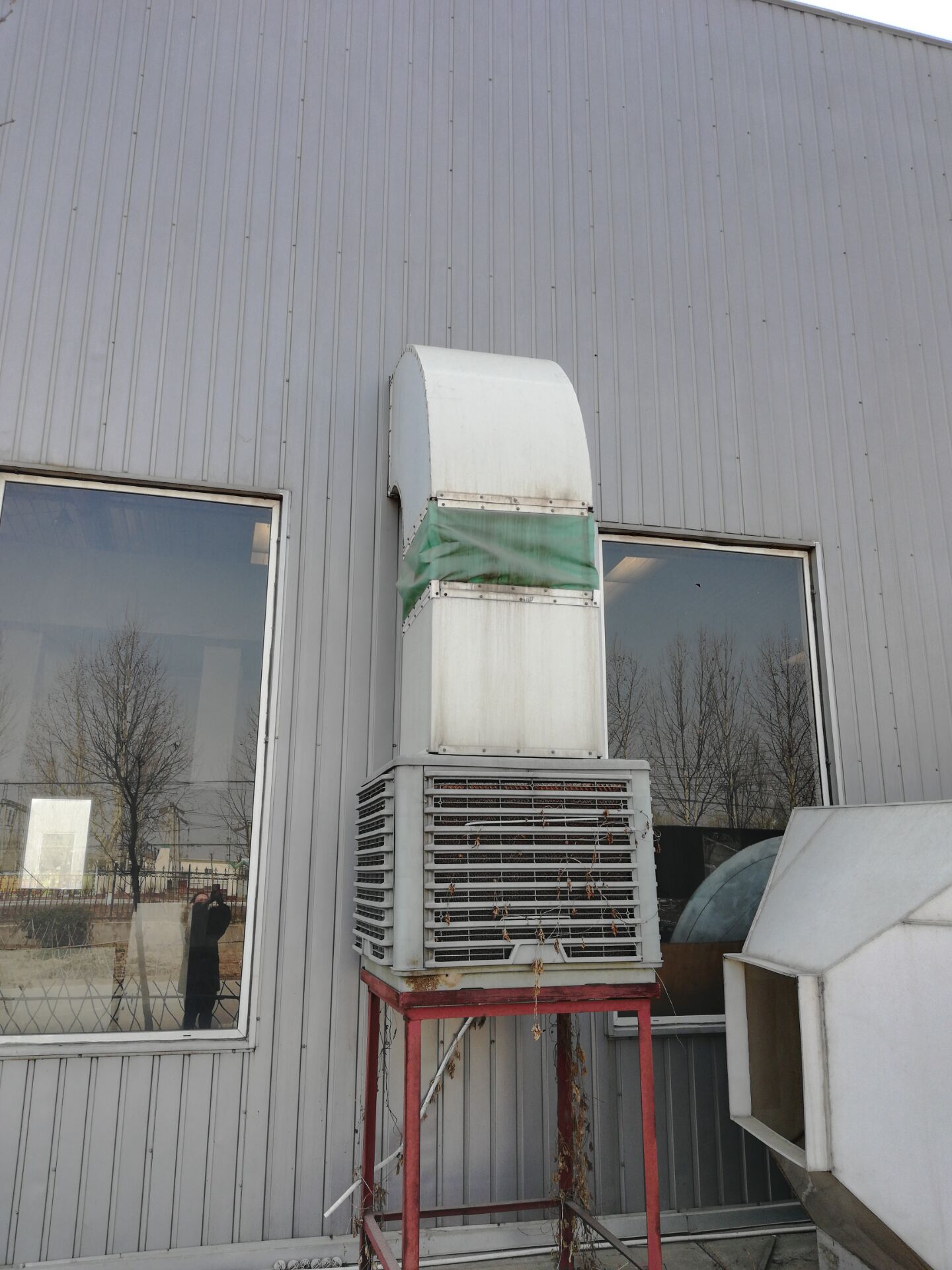 水帘风机安装在车间等密闭大型工厂，作为抽风换气用；与湿帘搭配，安装于车间内迅速降温，同时具有一定的湿度；放在地上或者挂在空中，使用在大型车间，作为排风扇使用，通常情况下1000平左右的大型空间，四台风机即可达到满屋通风降温的效果。 负压风机是运用空气对流，负压换气的原理来设计，安装在通风不良的对向，可以将室内停滞不重的热气、异味、乌烟、秽气，在较短的时间内迅速排出室外，使室内温度降低到与室外温度相同，却能感觉到比室外更凉爽。